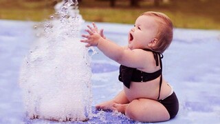 Videos De Risa - Bebes Graciosos - El agua divertida del bebé falla al aire libre