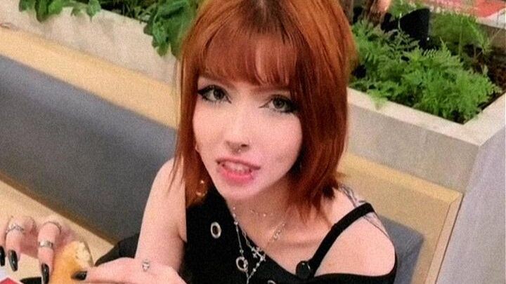 [Genius] The “Just smile and you’re reduced to an electronic juicer for goth girls” meme