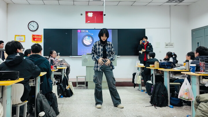 بومبومباس لفتاة في الصف الثاني الثانوي عمرها 16 عامًا انهارت من الإرهاق بعد نصف حفل رأس السنة!