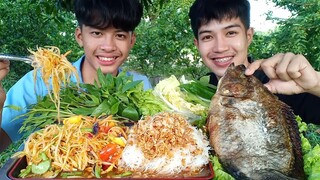 ส้มตำไทย ปลาเผาตัวใหญ่ๆ หมี่คลุกกระเทียม และผักนํ้าจิ้มซีฟู้ด