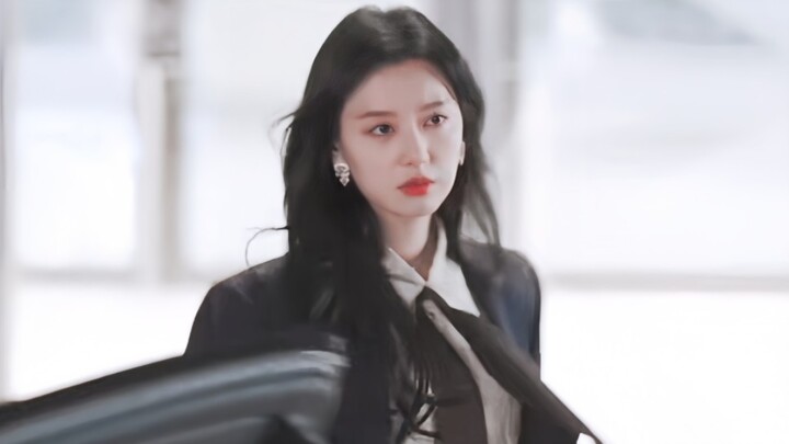 Aktingnya benar-benar mantap, sampai ujung rambut pun terasa penuh aroma uang…