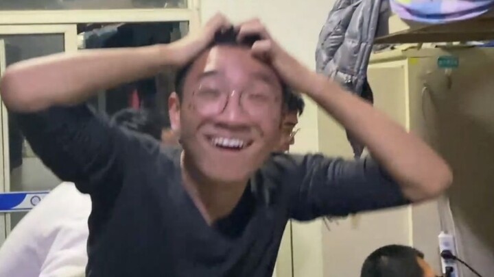 African chiefs watch the real situation of the European emperor smoking walnuts