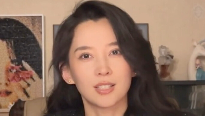 Họ ghen ghét, chèn ép cô, nhưng cô vẫn kiên định với tâm nguyện ban đầu, dẫn dắt nhiều phụ nữ khác c