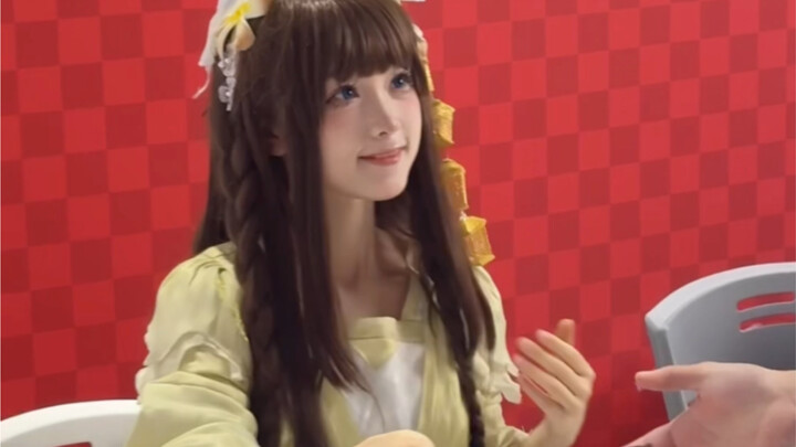 I'm here for the Firefly book signing! (>﹏<)