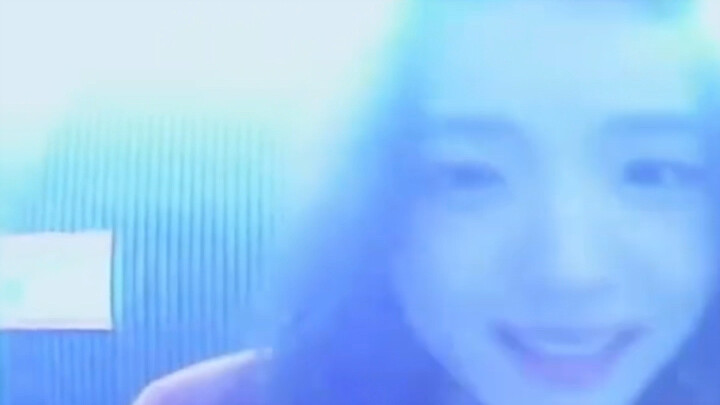 Jisoo looks so good even on the doorbell camera!