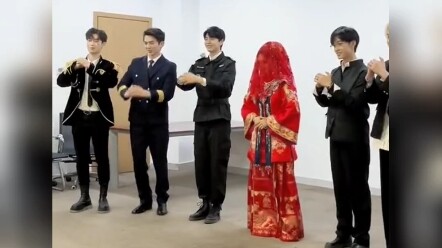 Dù chỉ thấy qua lớp mạng che mặt thôi mà vẫn cảm nhận được cô ấy đang cười.