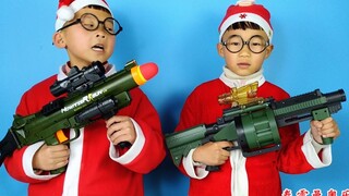 小泽和哥哥开箱玩新式榴弹炮玩具，比赛谁更厉害