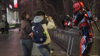 Khi tôi giơ tay lên, các cô gái xung quanh hét lên vì tôi [Trò đùa 247]