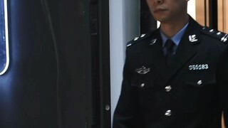 [Qin Chi] You took off your hat and put one hand in your pocket while walking, right? Sister Chi, yo