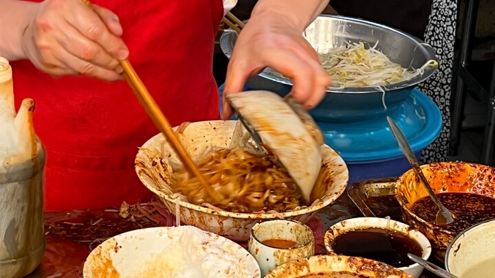 Too much chili, too much vinegar—this Shaanxi-style liangpi is just unbelievably flavorful!