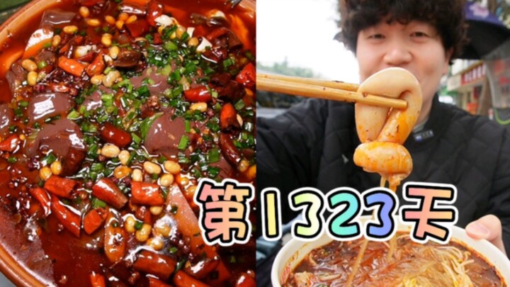 فيديوهات هذا المنشئ بلا جديد، فهو يكرر باستمرار تناول نفس الأطعمة.