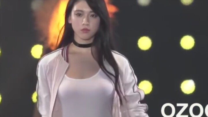 [Miyoshi Caihua] The moment she lifts her hair, her golden ratio figure suddenly appears, she is wor