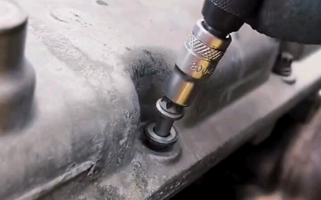 حتى رولز رويس بملايين الدولارات يمكن أن يتسرب منها الزيت!