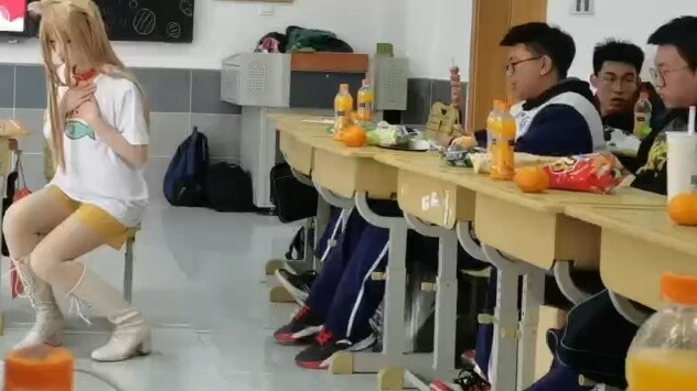 Tarian sekretaris Hari Tahun Baru untuk siswa sekolah menengah