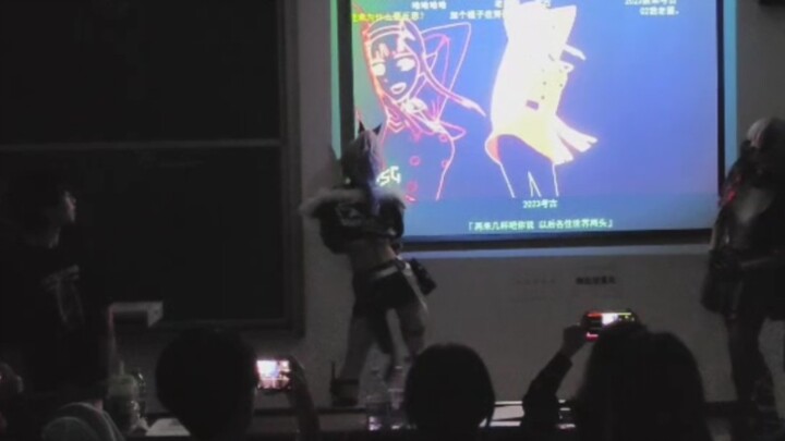 当银狼学长在冻鳗社跳02摇U•ェ•*U