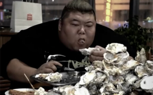 Blogger makanan @胖猴仔_, yang berat badannya lebih dari 225 kg, berhasil menurunkan berat badan 74 kg 