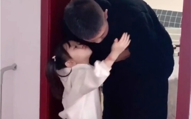 Finally! The little sister mustered all her strength just to kiss her big brother over a bubble toy,