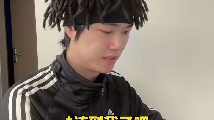 عندما يوزع أحد أفراد الغرفة وجبات خفيفة