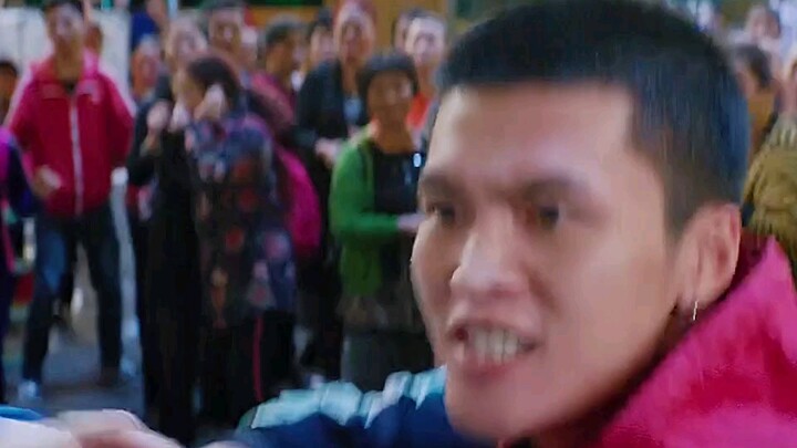 Ayahnya diperas oleh bos mafia, setelah mengetahuinya sang putra memanggil ratusan kawan untuk balas