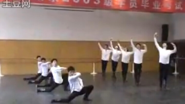 Different shooting angles in the second half of the 2003 class (Xinjiang dance) at the PLA Academy o