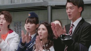[Patung Pasir Kamen Rider] Sebutkan Tachibana-senpai kepada Tohka di game seluler. . . . . . Gambar 
