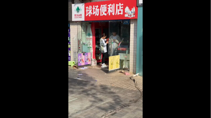 Luckily one fell off; otherwise that guy wouldn’t have gotten to eat any!