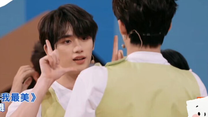 Brother Ding teaches the hand dance "I'm the Most Beautiful in the World" live