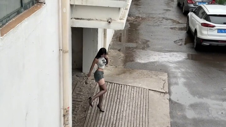 Tiba-tiba nemu cewek cantik di bawah, ya udah deh aku bantuin aja yuk?