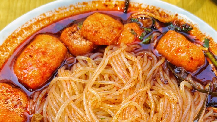 So addictive—this spicy, numbing, and fragrant Xi’an chili oil rice noodle dish is making me CRAZY w