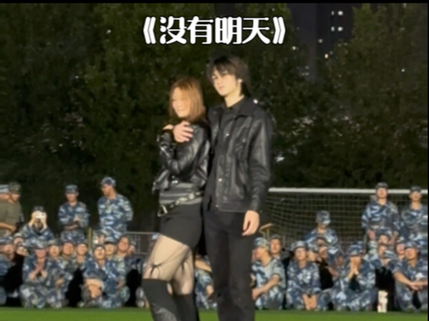 【تشانغ هاو وسونغ يوي تشي يفاجئان الحرم الجامعي!】 الأجواء في الموقع مذهلة للغاية!!