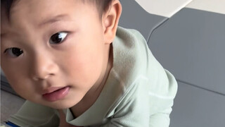 الصبي الصغير الذي يعشق الكاميرا