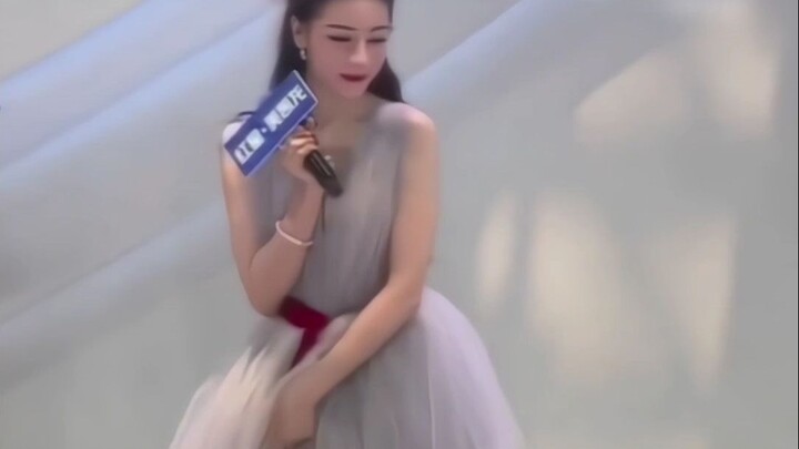 本来以为要媚一下，结果只是裙子挂到了