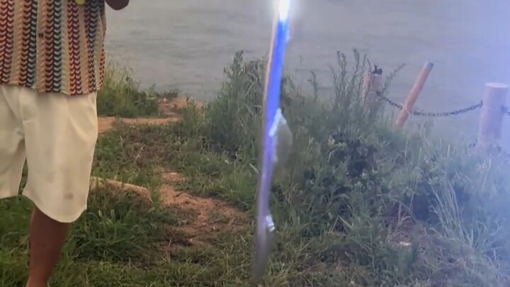 Someone asked what kind of fish this person caught and why its body is so brilliantly shiny.