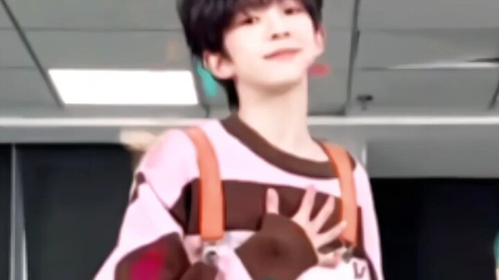 陈浚铭｜背带裤完全可爱！(,,>᎑<,,)