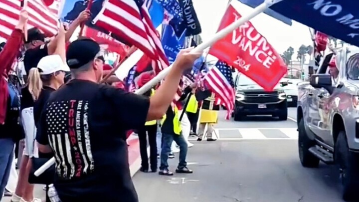 Setelah Trump memenangkan pemilu, para pendukungnya ramai-ramai menyanyikan lagu “YMCA”