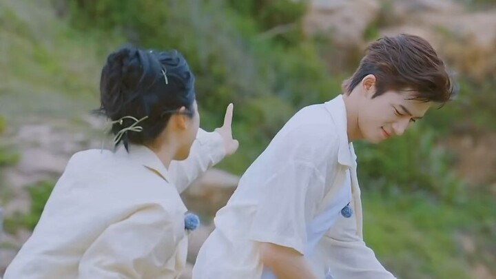 Shen Yue and Wang Xingyue wore the same outfit and ended up in a kids’ squabble. Shen Yue quipped, “