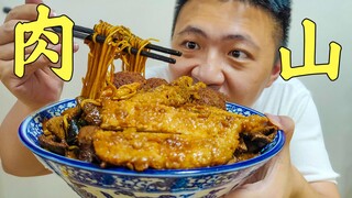 Four kinds of toppings make up this bowl of luxurious noodles, with meat on all three layers. Is thi