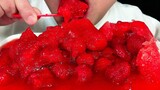 To eat frozen Dandong strawberry, listen to different chewing!