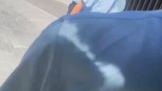 تم جر رجل التوصيل إلى غرفة صغيرة