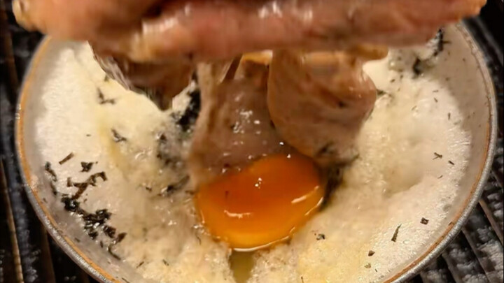 مهارات السيدة صاحبة العمل رائعة جدًا... تُقدّم سوكيياكي التي يأكلها لحم أومي بقر، مرفوعة فوق بيض رقي