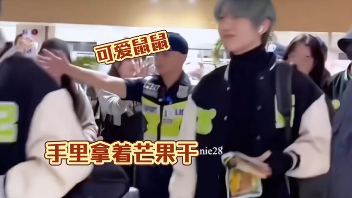 Tưởng rằng ngôi sao mà Tây Chân Nhi đưa cho là thư, nào ngờ nhận xong mới phát hiện ra đó là xoài kh