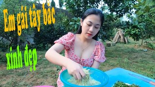 EM GÁI XINH ĐẸP NÚI RỪNG TÂY BẮC CHẾ BIẾN MÓN HOA CHUỐI NỘM BÌ LỢN TÂY BẮC TỐN RƯỢU | A PÁO