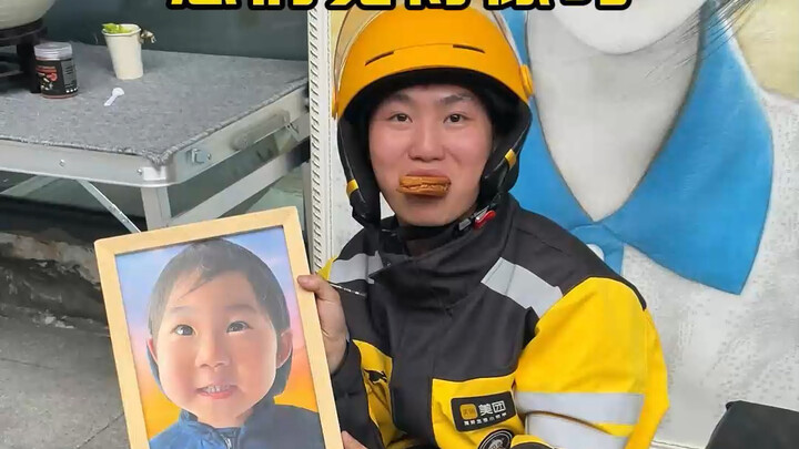 【قصة عامل توصيل الوجبات الذي يفتح بسطةً ليرسم】مؤخرًا، أصبحتُ مهووسًا بهذه الأغنية، والطفل الصغير لطي