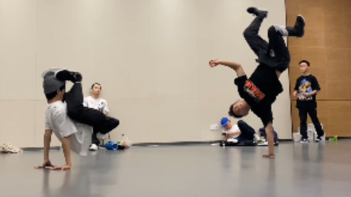 这街舞也太秀了吧 高端操作带你感受