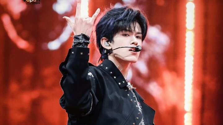 Chỉ một cú xoay người, tất cả mọi người đều lao tới hôn! Buổi hòa nhạc mừng năm mới của TF Family | 