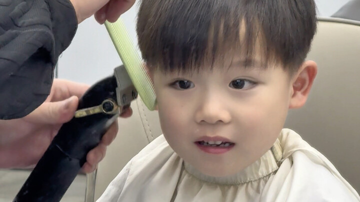 人类幼崽能不能笑着从杭州的理发店走出来？