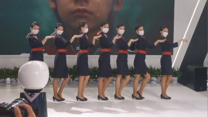 Góc nhìn của khán giả trước màn vũ đạo nóng bỏng của nữ tiếp viên China Eastern Airlines