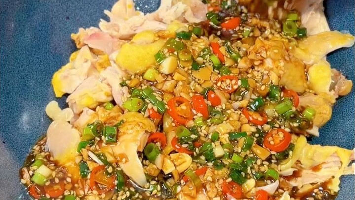 طبق جانبي بسيط ولذيذ من قمة الإبداع: دجاج ممزّق بزيت البصل، ناعم ومشبع بالنكهة.. رائع إلى أبعد الحدو