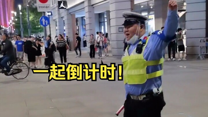 เจอเจ้าหน้าที่จราจรสุดน่ารักที่แยกไฟแดง ยืนนับถอยหลังพร้อมกับคนเดินถนน!