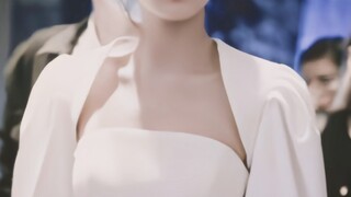 يا إلهي! هل هذه الفتاة الغنية والجميلة حقًا؟! يا لها من فتاة مجنونة!
